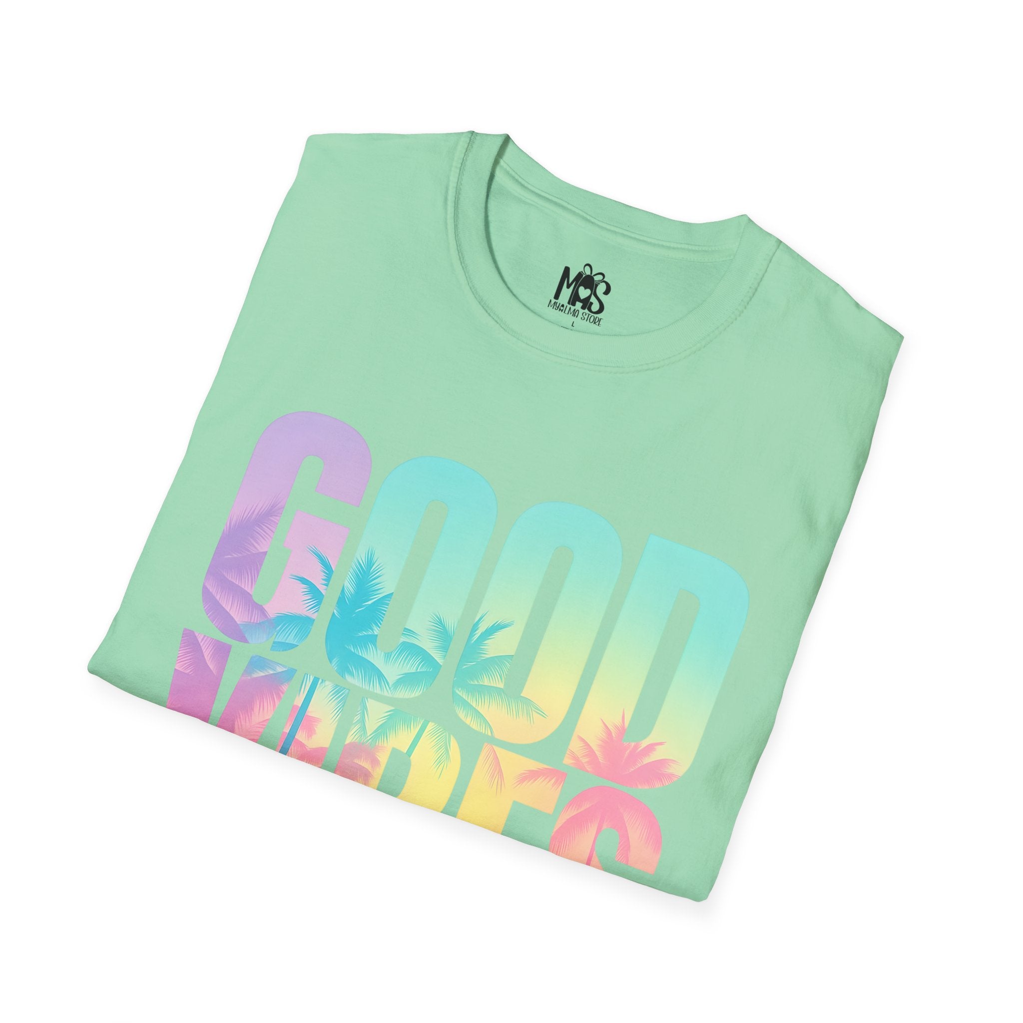 Camiseta verde menta con estampado vibrante en tonos pastel