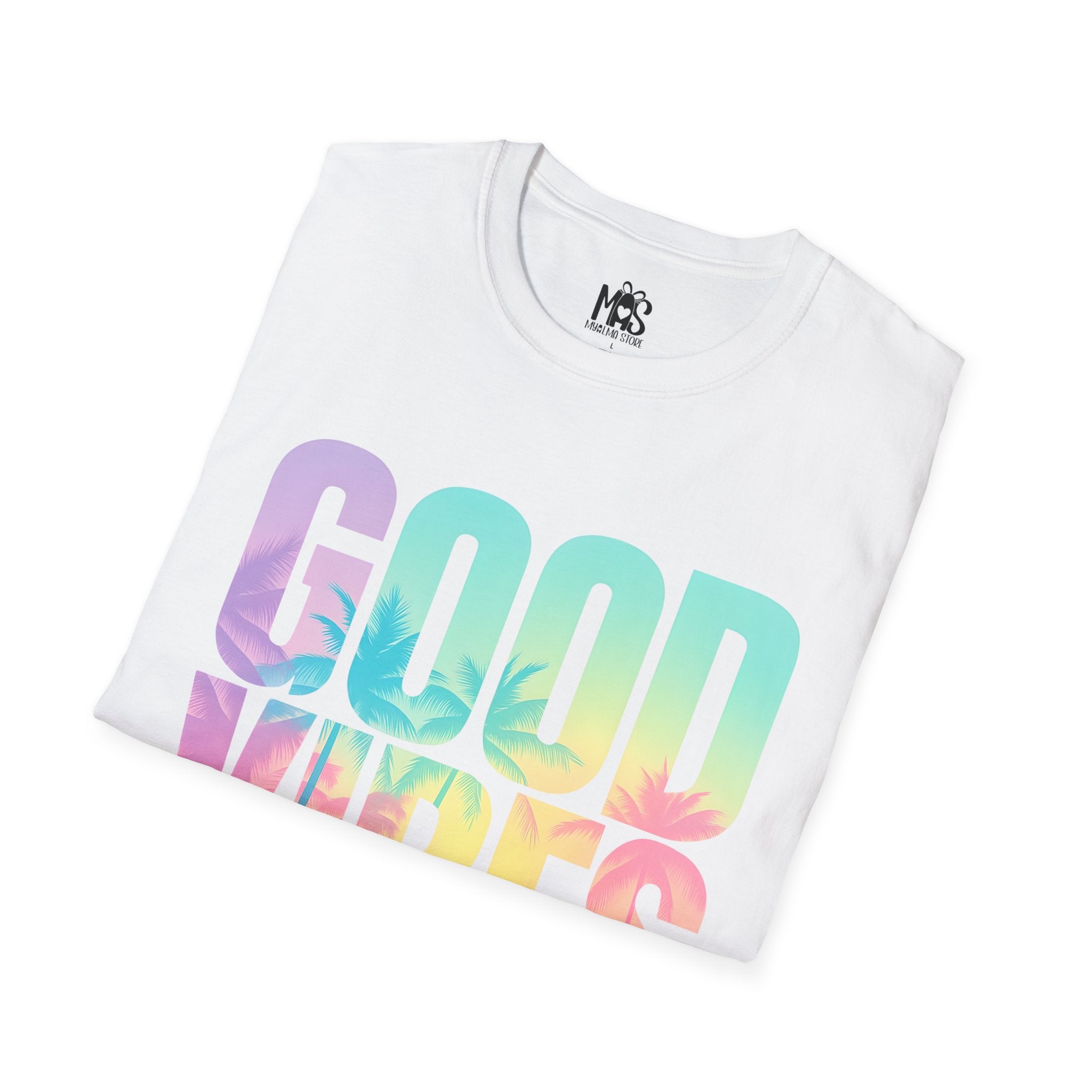 White pastel “Good Vibes” t-shirt flat lay, minimal design / Camiseta blanca “Good Vibes” vista frontal en diseño minimalista