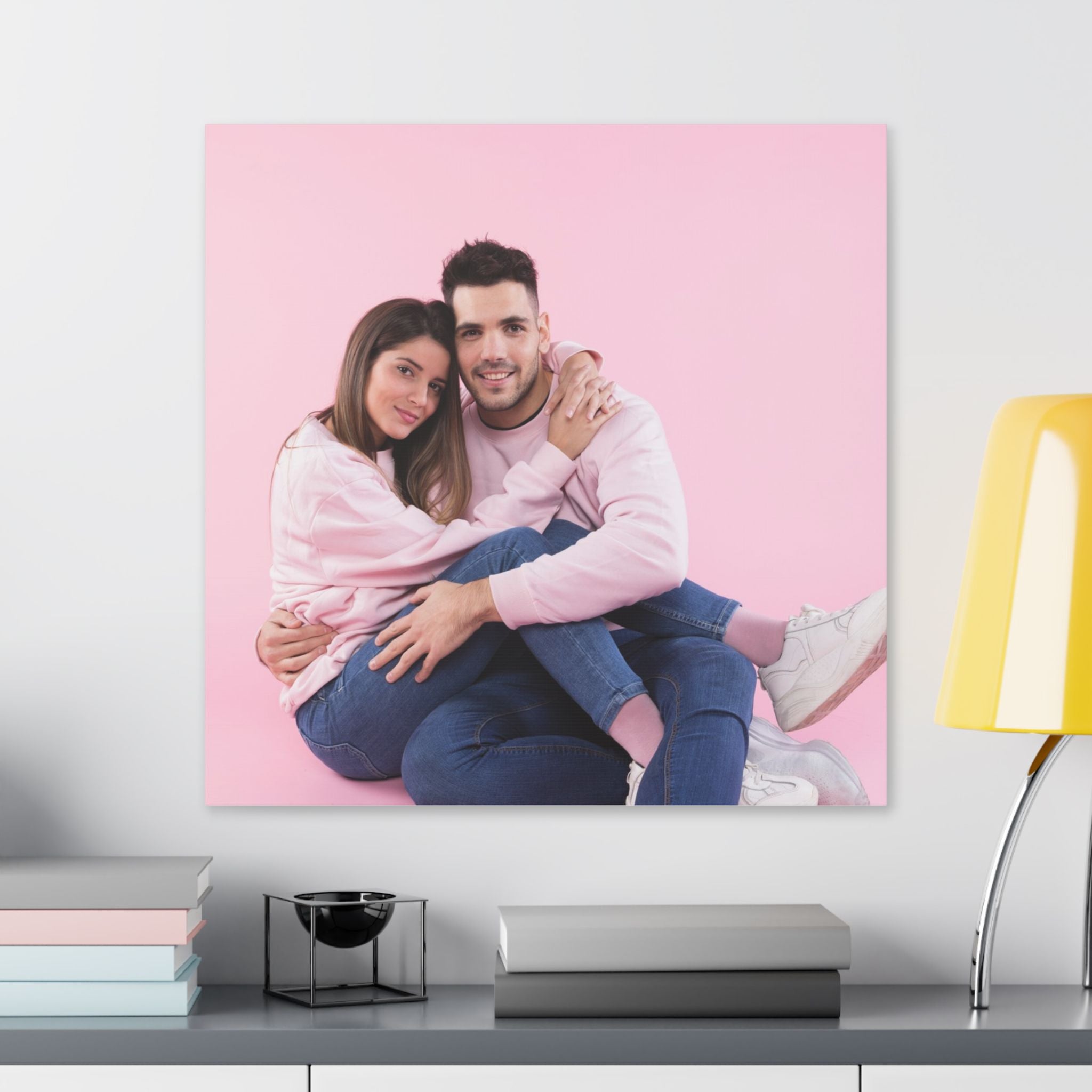 Impresión en lienzo personalizable en algodón premium, montada en un marco de madera duradero para colores brillantes que perduran.